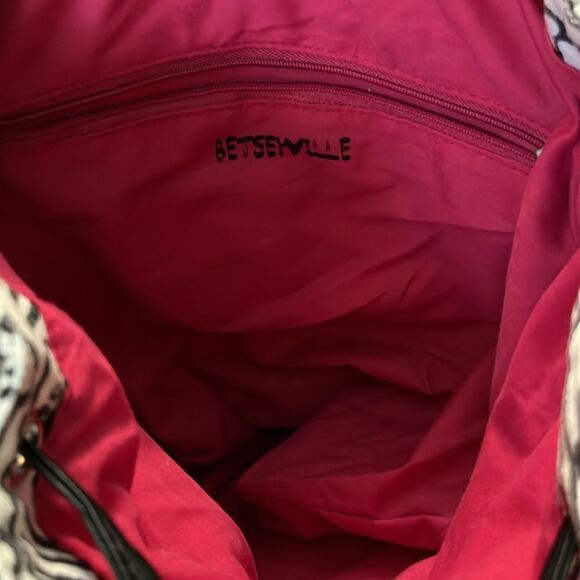 Betsyville Backpack black and white Aztec design - Picture 6 of 8